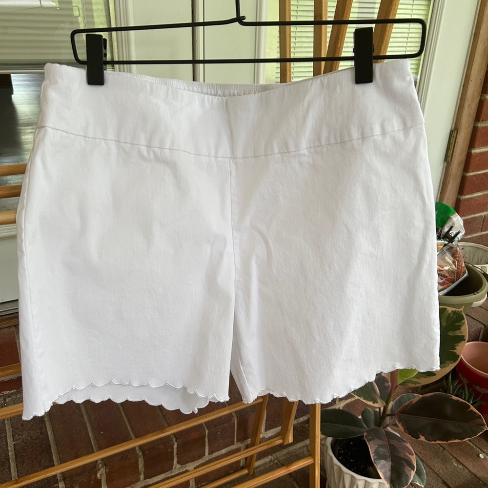 Attyre New York White Scallop Short